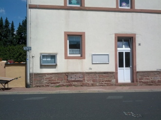 Fertiger Schaukasten an der Hauswand