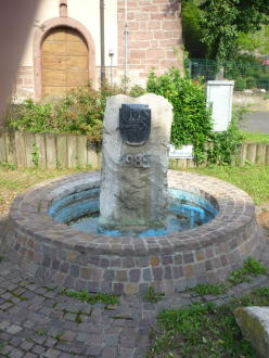 Brunnenstein aufgestellt als Springbrunnen