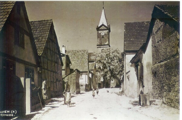 Dörfliche Idylle in den 1950er Jahren in der Kirchgasse Hausen mit dem alten Brunnen