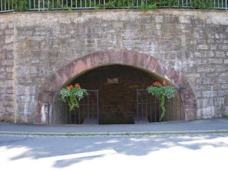 Blick auf den Eingang des Waschklellers